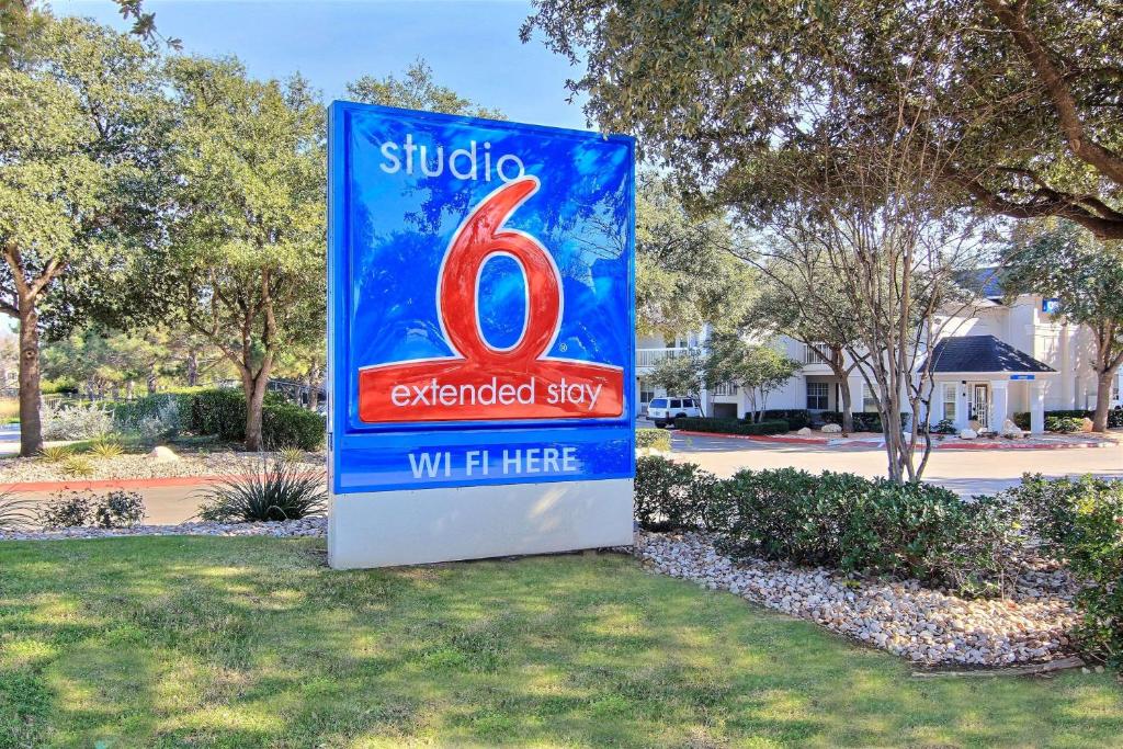 Studio 6-Austin TX - Midtown - image 2