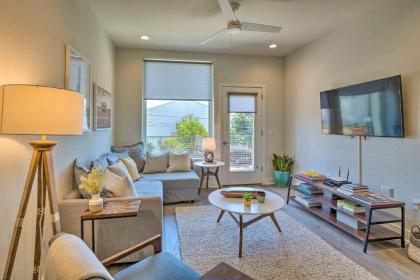 modern Chic Condo with Balcony and Pool Walk to Downtown Austin