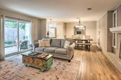 Beautiful Downtown Duplex with Patio Walk to 6th St - image 2