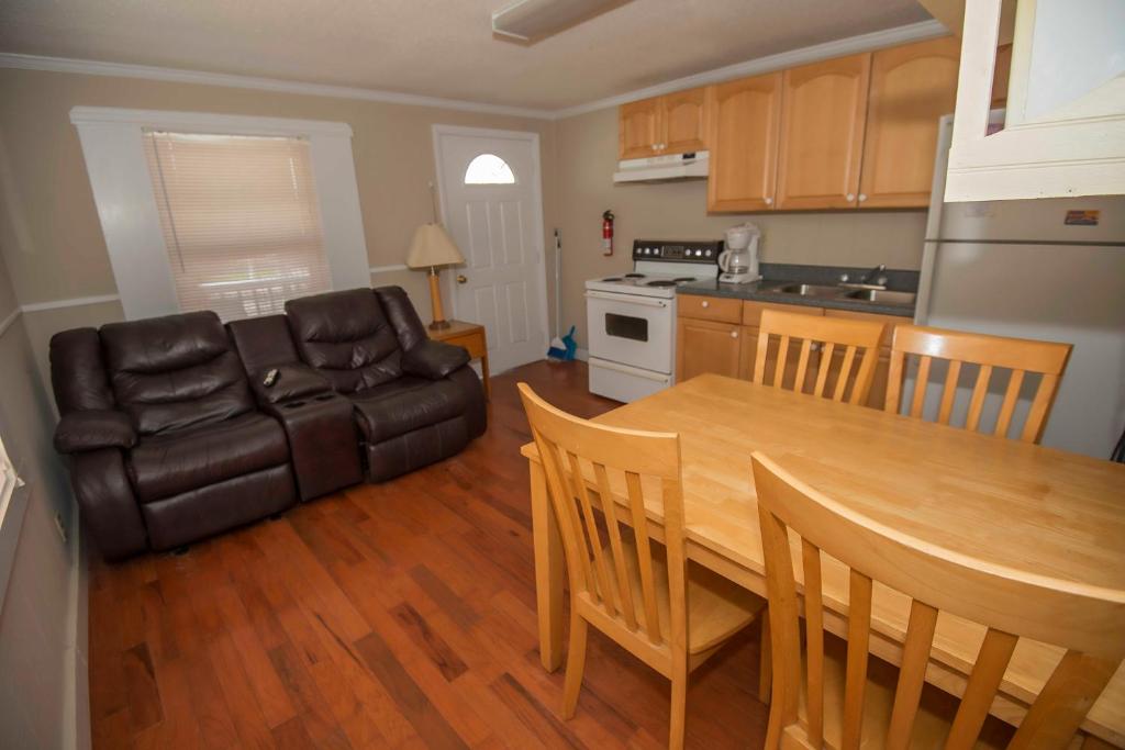Avon Cottages - image 3