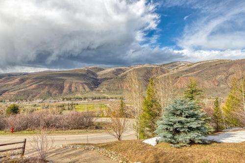 4 Bed 5 Bath Vacation home in Vail - image 2