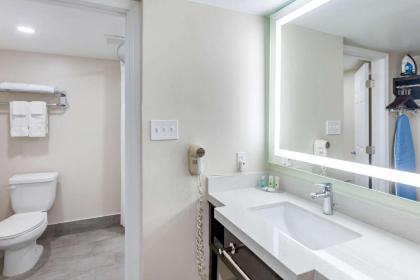 Quality Inn and Suites Goodyear - image 21