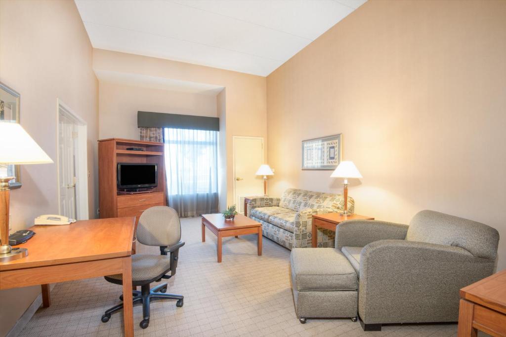 Holiday Inn Hotels and Suites Goodyear - West Phoenix Area an IHG Hotel - image 4