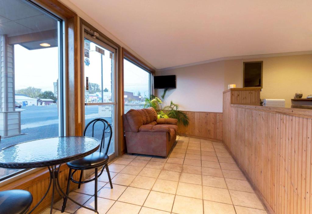 Knights Inn - Baker City - image 2