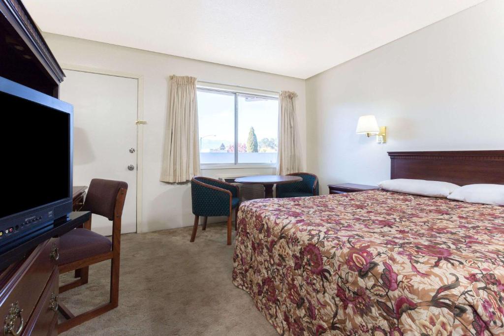 Knights Inn - Baker City - image 6