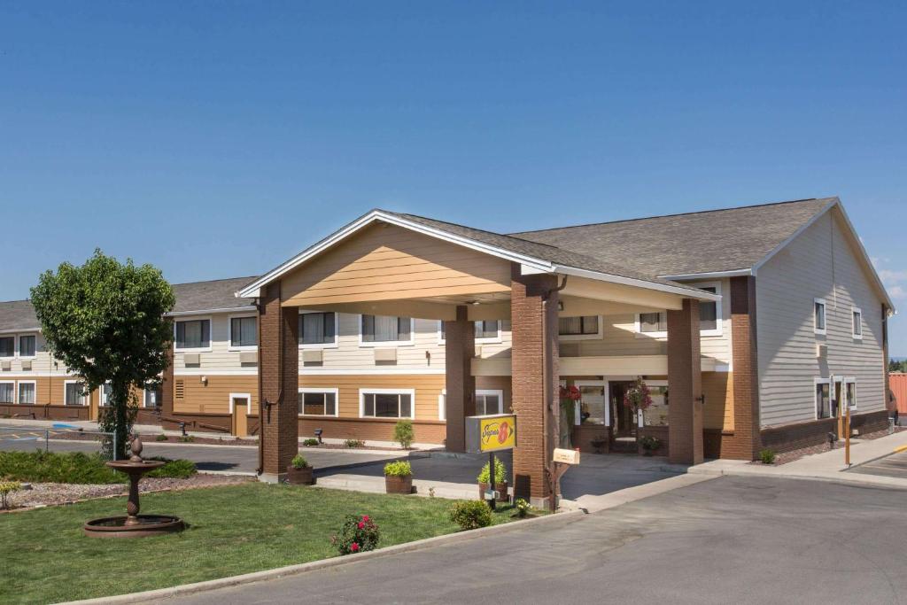 Super 8 by Wyndham Baker City - main image