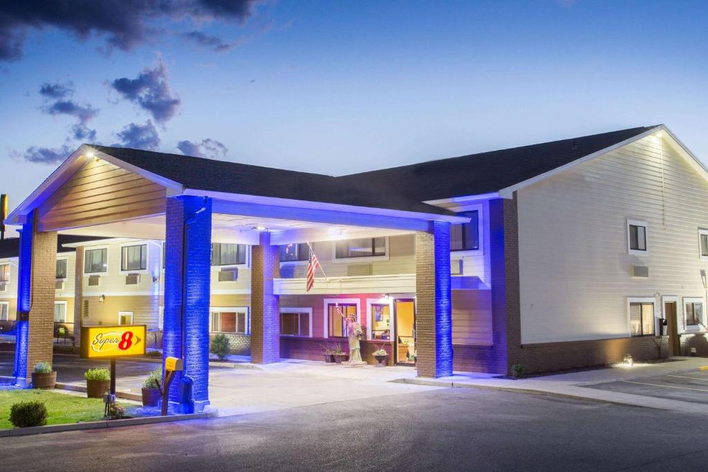 Super 8 by Wyndham Baker City - image 6