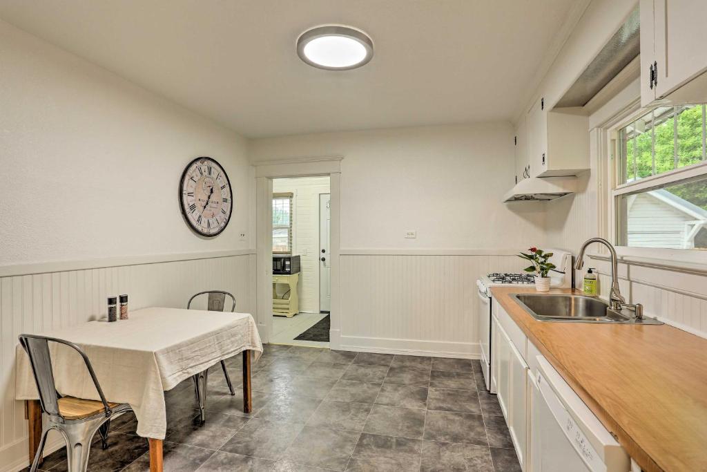 Pet-Friendly Baker City Abode with Private Yard - image 7