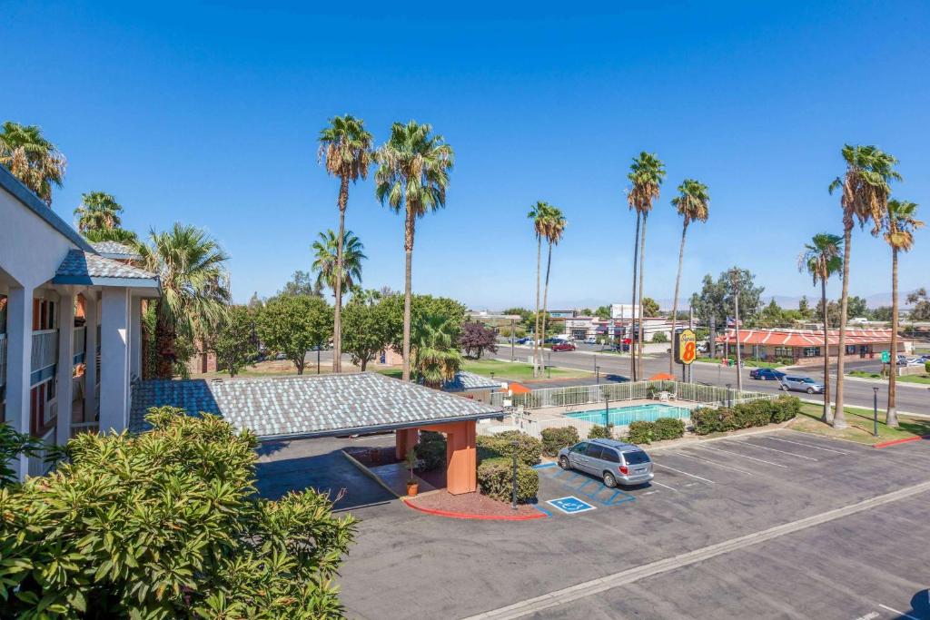 Super 8 by Wyndham Bakersfield/Central - main image