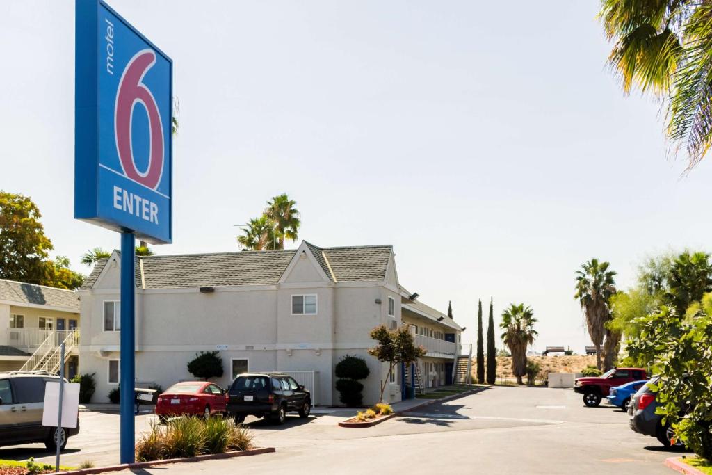 Motel 6-Bakersfield CA - East - main image