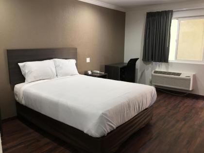 Econo Lodge - image 13