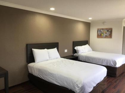 Econo Lodge - image 3
