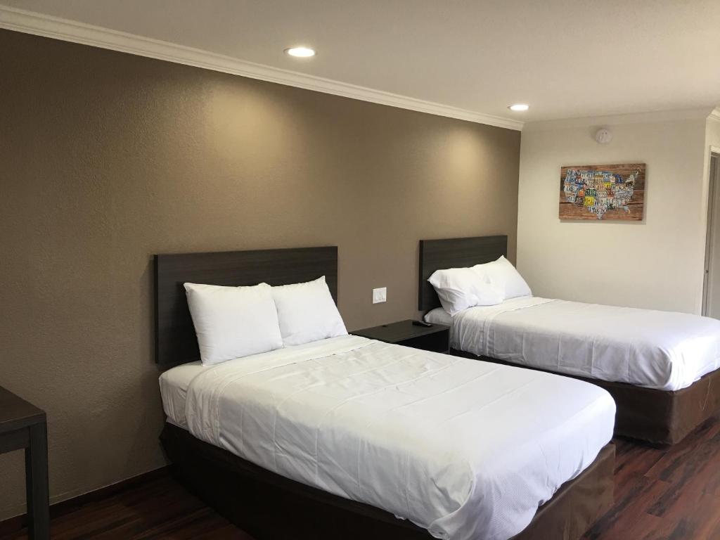 Econo Lodge - image 3