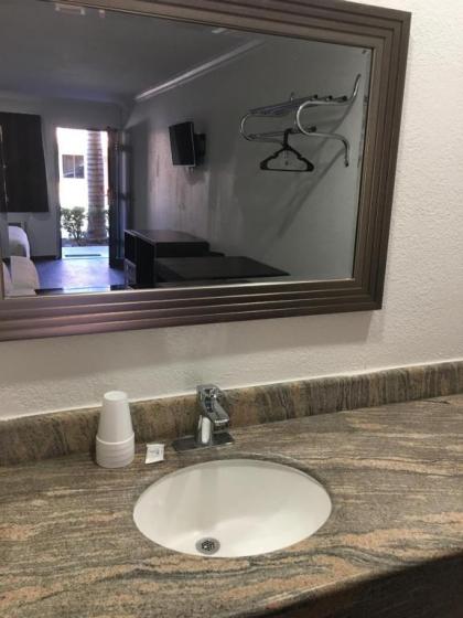 Econo Lodge - image 8