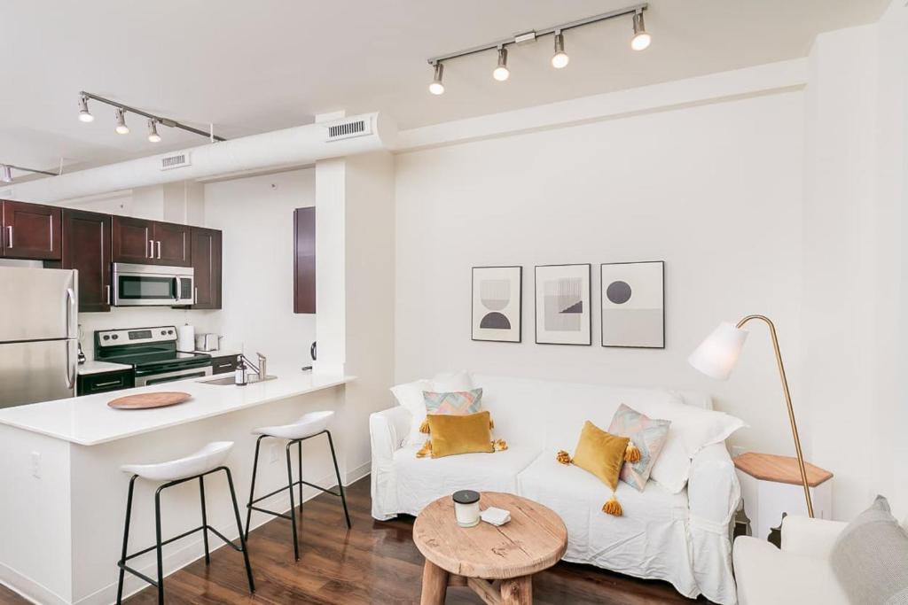 1BR Luxury Studio Historic Building Parking Rooftop Deck & Gym - main image