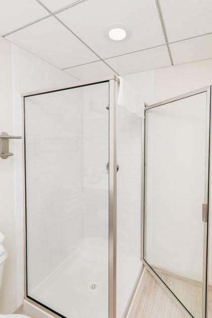 1BR Luxury Studio Historic Building Parking Rooftop Deck & Gym - image 17