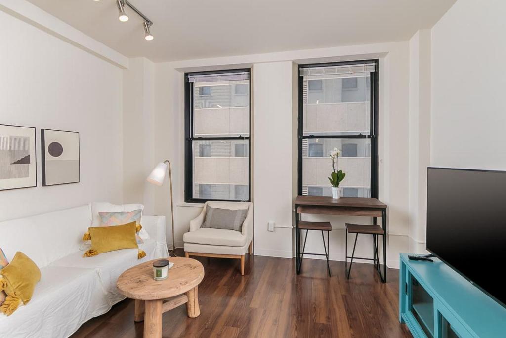 1BR Luxury Studio Historic Building Parking Rooftop Deck & Gym - image 2