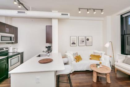 1BR Luxury Studio Historic Building Parking Rooftop Deck & Gym - image 3