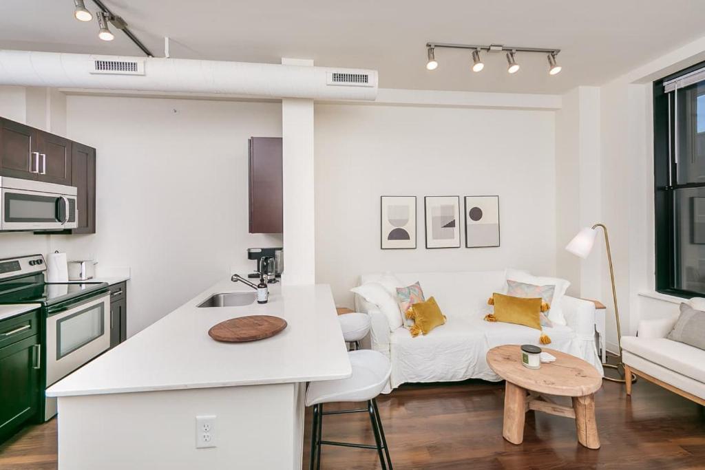 1BR Luxury Studio Historic Building Parking Rooftop Deck & Gym - image 3