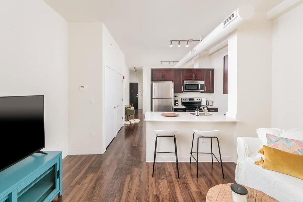 1BR Luxury Studio Historic Building Parking Rooftop Deck & Gym - image 4