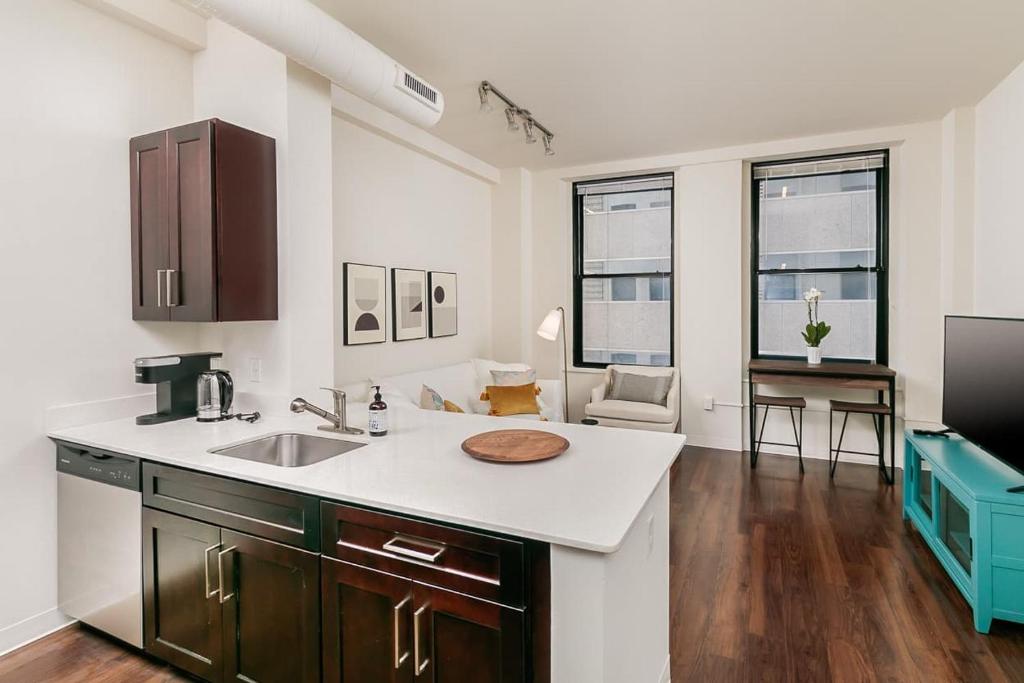 1BR Luxury Studio Historic Building Parking Rooftop Deck & Gym - image 5