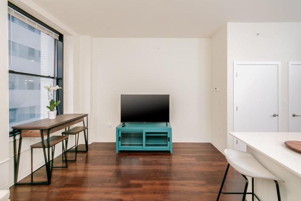 1BR Luxury Studio Historic Building Parking Rooftop Deck & Gym - image 6