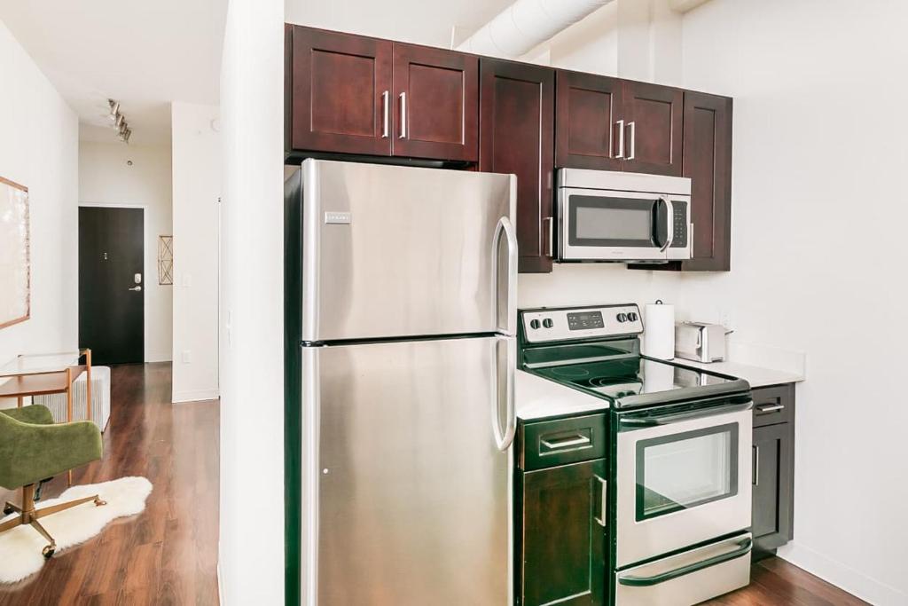 1BR Luxury Studio Historic Building Parking Rooftop Deck & Gym - image 7