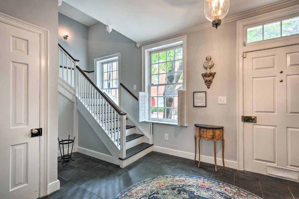 The Shakespeare House with Updated Interior! - image 4
