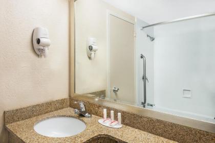 Howard Johnson by Wyndham Bangor - image 3