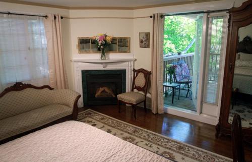 Ivy Manor Inn Village Center - image 4