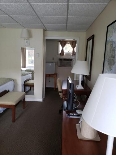 Moseley Cottage Inn and The Town Motel - image 2