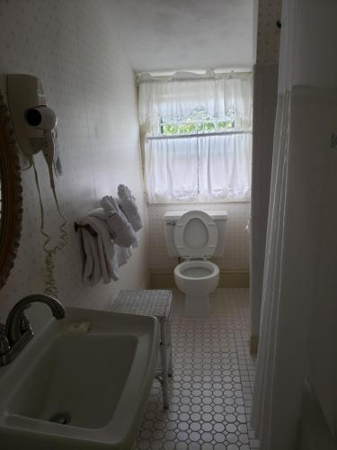 Moseley Cottage Inn and The Town Motel - image 3