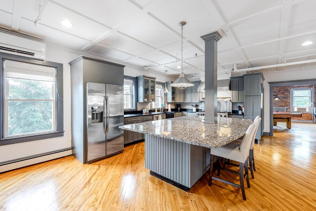 Bar Harbor Penthouse - image 6