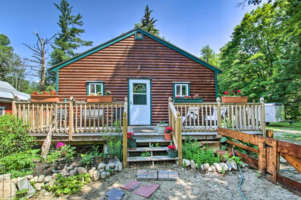 Cabin Retreat about 2 Mi to White Mountain Skiing - main image