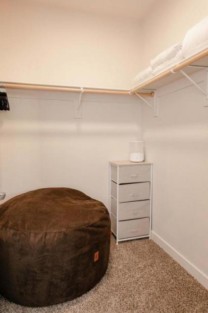Modern Newly Renovated 2BR in Willits Town Center - image 13
