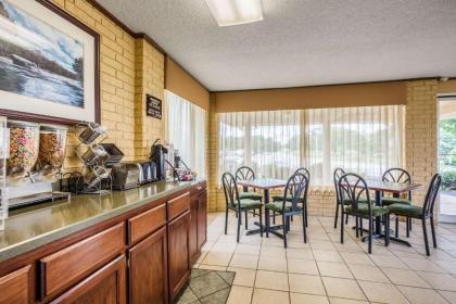 Econo Lodge Batesville - image 10