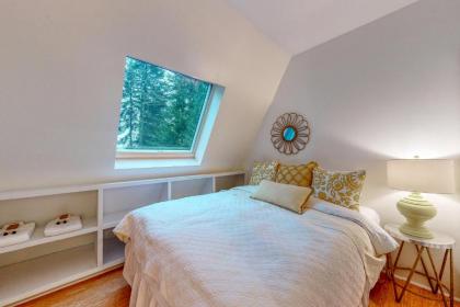 Maine Waterfront Luxury Retreat - image 4