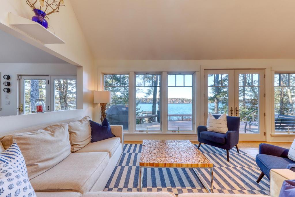 Maine Waterfront Luxury Retreat - image 7