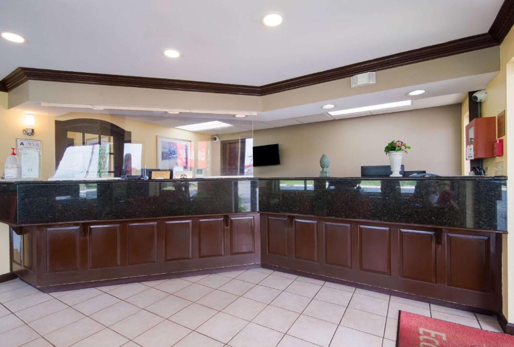 Econo Lodge Rocky Mount - Battleboro - image 3