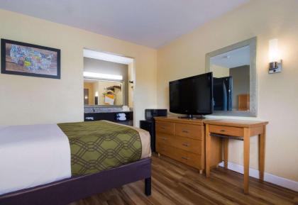 Econo Lodge Rocky Mount - Battleboro - image 9