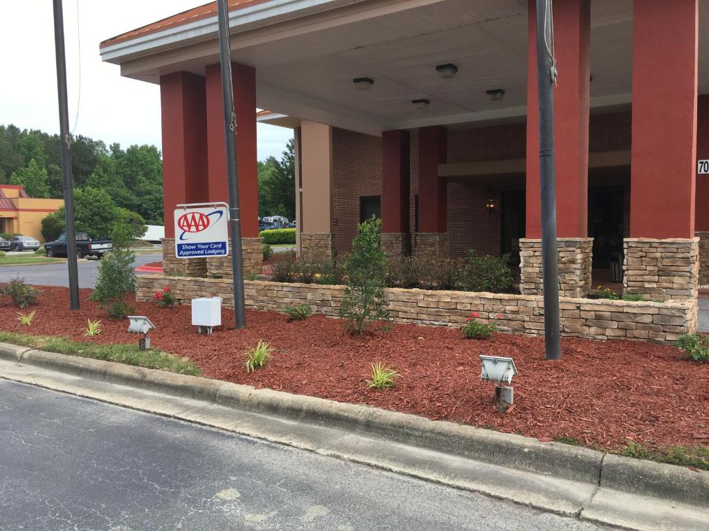 Baymont by Wyndham Rocky Mount I-95 - image 5