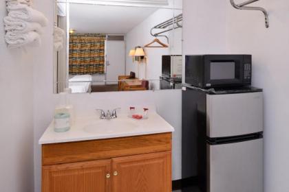 Red Carpet Inn Battleboro - image 2