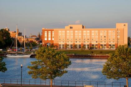 DoubleTree by Hilton Bay City - Riverfront - image 4