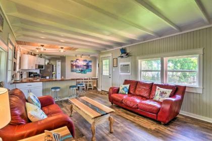 Renovated Bay City Cabin with On-Site Dock! - image 9