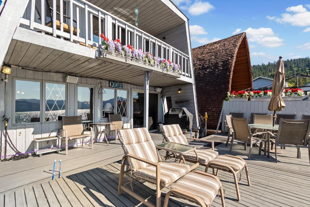 Dock's End Floating Home - image 4
