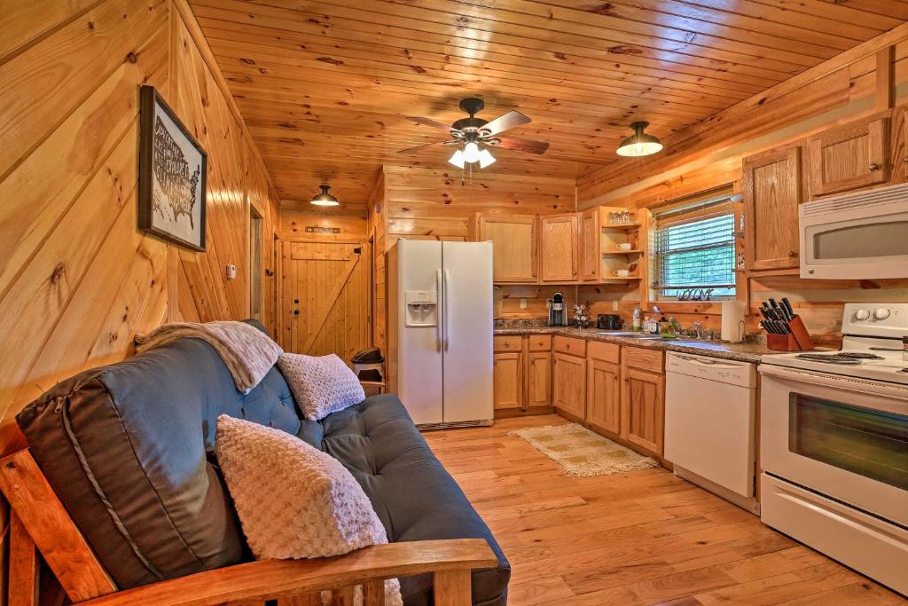 Pet-Friendly Cabin with WiFi in Daniel Boone NF - image 2