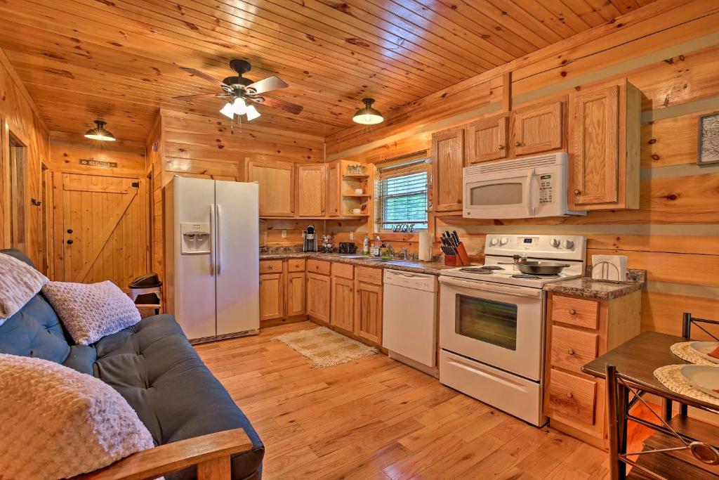 Pet-Friendly Cabin with WiFi in Daniel Boone NF - image 6