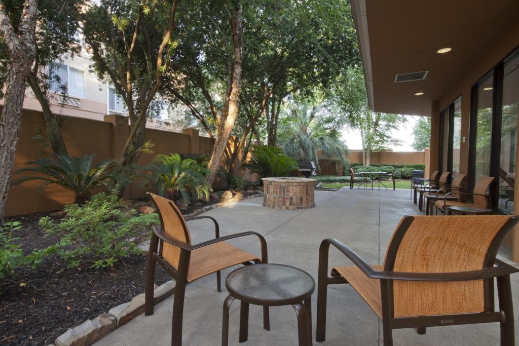 Courtyard Beaumont - image 2