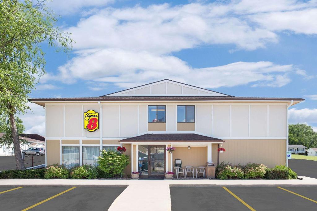 Super 8 by Wyndham Beaver Dam - main image