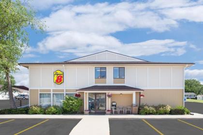 Super 8 by Wyndham Beaver Dam - image 10